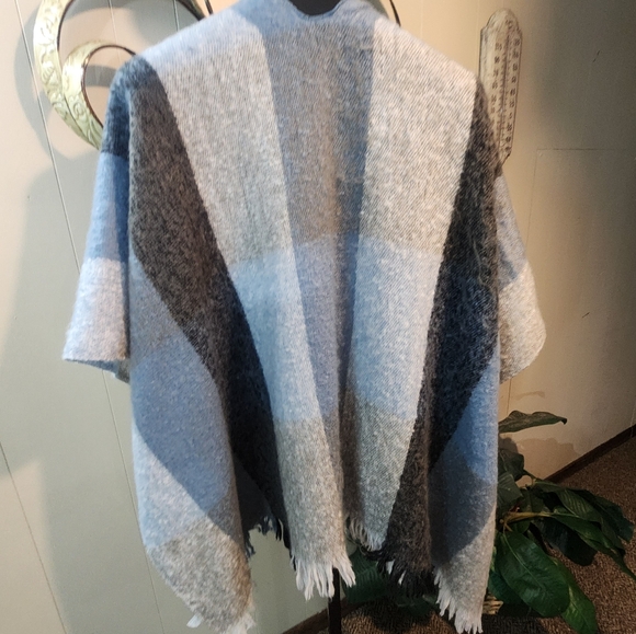 IGLOOS Beautiful Blues Striped Poncho - Picture 5 of 8